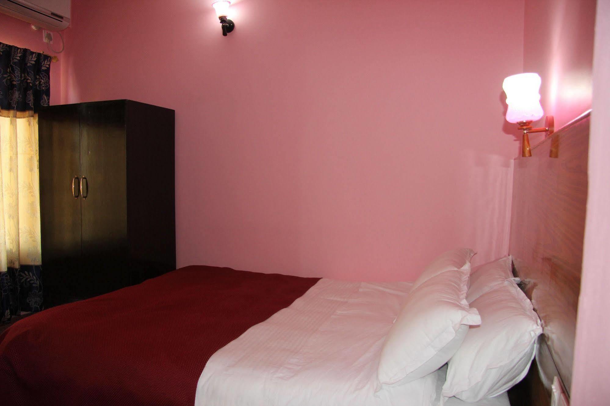 Hotel Buttercup Pokhara Luaran gambar