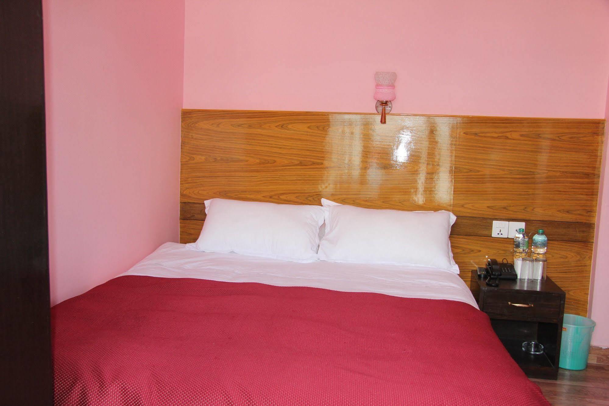 Hotel Buttercup Pokhara Luaran gambar